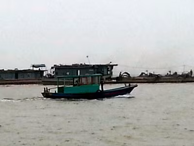Trong khi các tàu khai thác, chiếc thuyền máy này vòng đi đảo lại tuần tiễu, bảo đảm trật tự