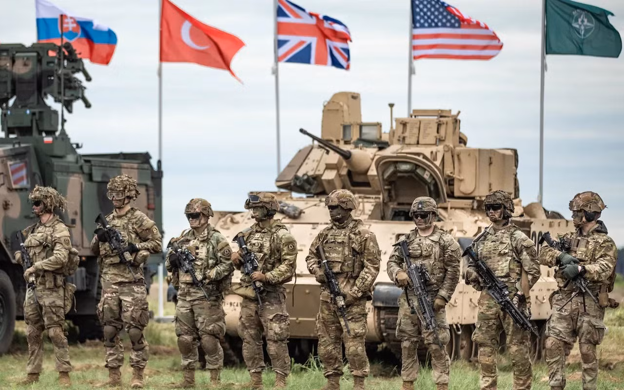 Binh sĩ một số nước thành viên NATO. Ảnh: The Telegraph. Binh sĩ một số nước thành viên NATO. Ảnh: The Telegraph.