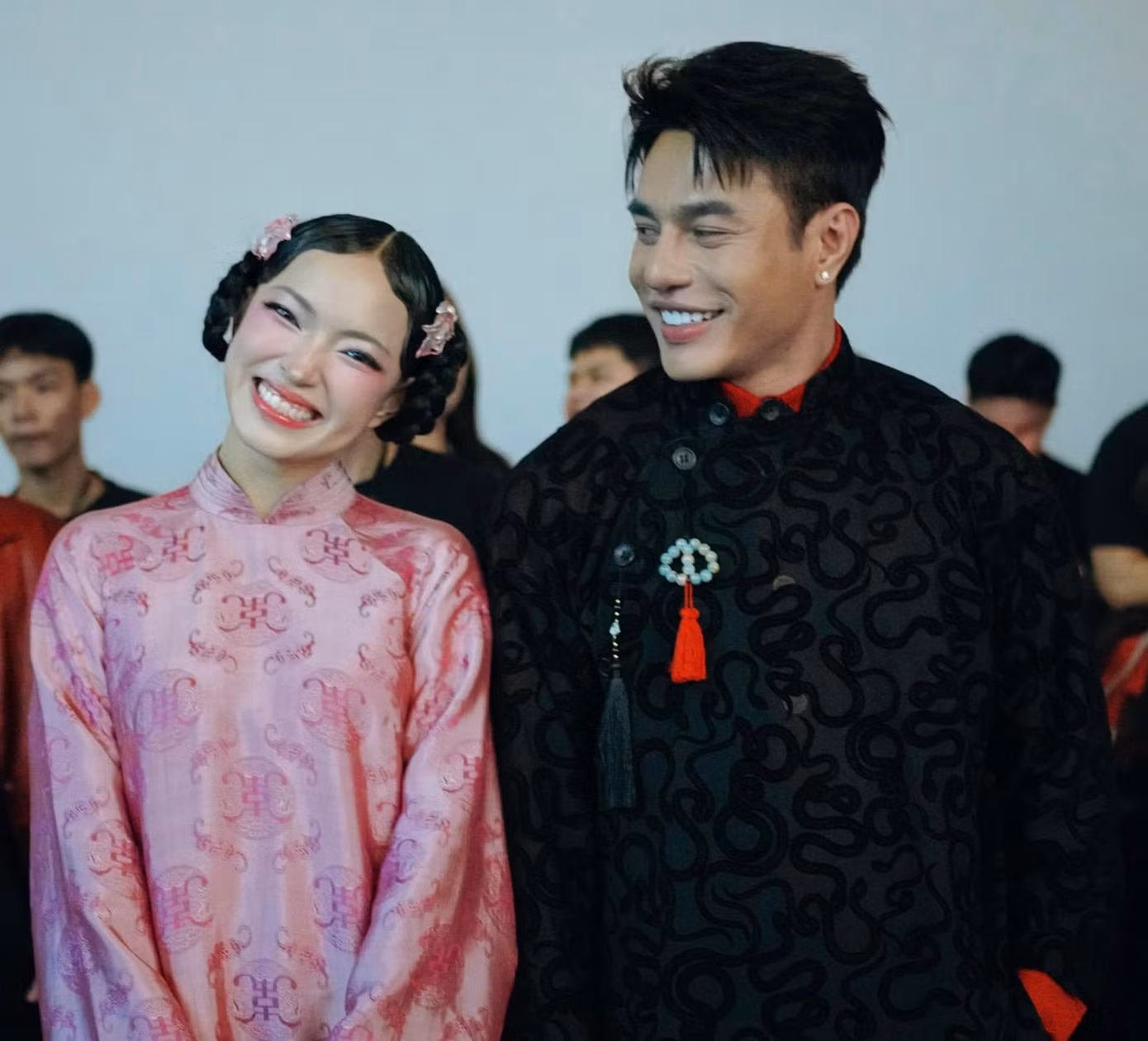 "Cặp đôi hoàn cảnh" Châu Bùi và Lê Dương Bảo Lâm có khoảnh khắc vui vẻ trước khi "thảm họa" ập tới: Lê Dương Bảo Lâm bị "cấm chat", Châu Bùi ngại ngùng khi được MC mời nhận giải thay cho Binz. Ảnh: FBNV