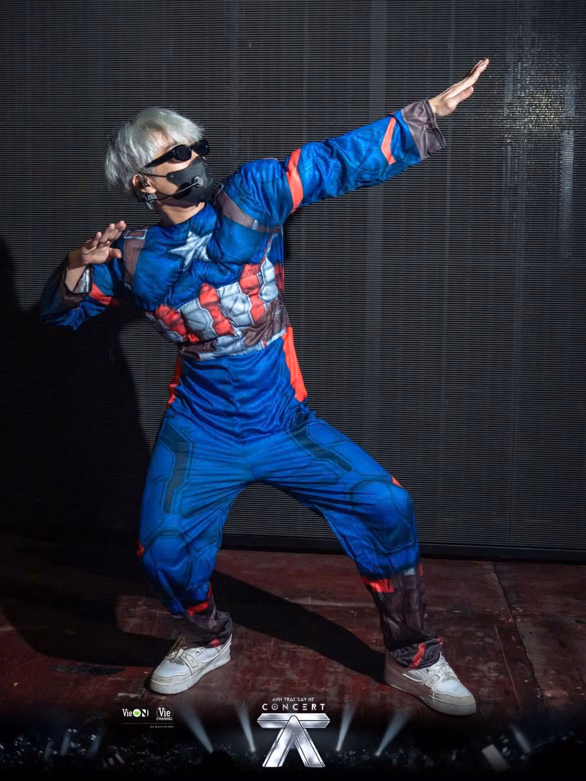 Captain Boy trở thành "siêu nhân" đúng nghĩa.