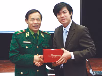 Tổng biên tập Đoàn Công Huynh trao quà lưu niệm cho Thiếu tướng Nguyễn Xuân Quảng – Chủ nhiệm Chính trị Bộ đội Biên phòng. Ảnh: Hồng Vĩnh
