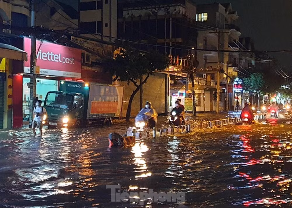 Nhiều tuyến đường tại TPHCM cứ mưa là ngập, ảnh hưởng lớn đến đời sống người dân (ảnh: Ngô Bình) Nhiều tuyến đường tại TPHCM cứ mưa là ngập, ảnh hưởng lớn đến đời sống người dân (ảnh: Ngô Bình)