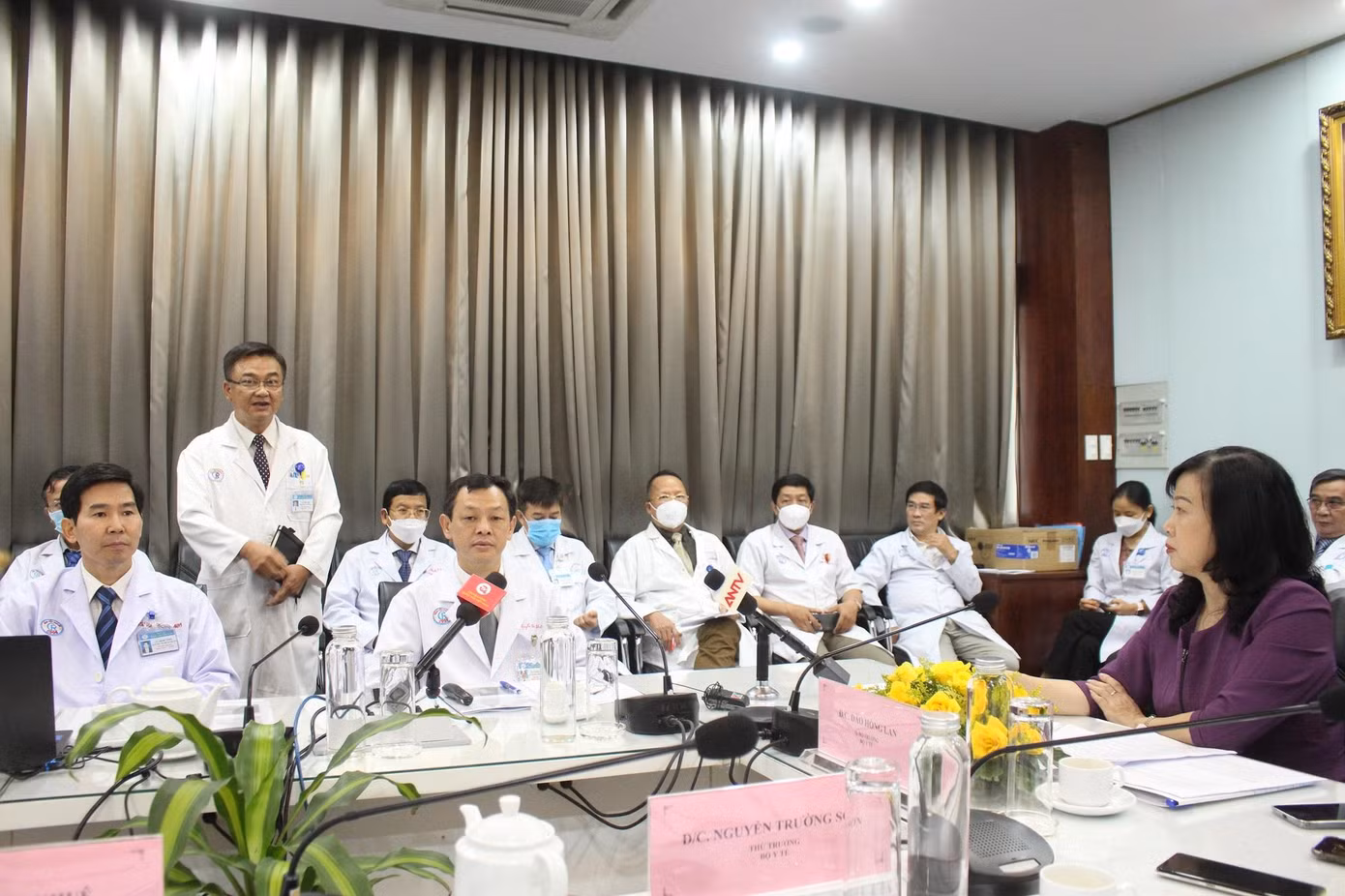 TS.BS Lê Quốc Hùng (người đứng) nói về vấn đề bệnh nhân dồn về Chợ Rẫy trong buổi làm việc với quyền Bộ trưởng Bộ Y tế TS.BS Lê Quốc Hùng (người đứng) nói về vấn đề bệnh nhân dồn về Chợ Rẫy trong buổi làm việc với quyền Bộ trưởng Bộ Y tế