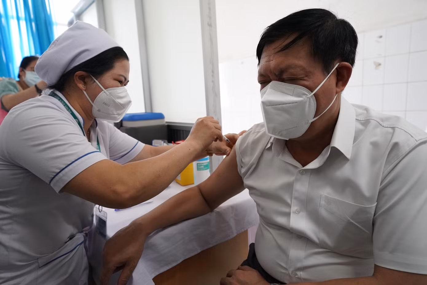 Cùng thời điểm trên, Thứ trưởng Bộ Y tế Đỗ Xuân Tuyên cũng tiêm ngừa mũi 4 vắc xin COVID-19