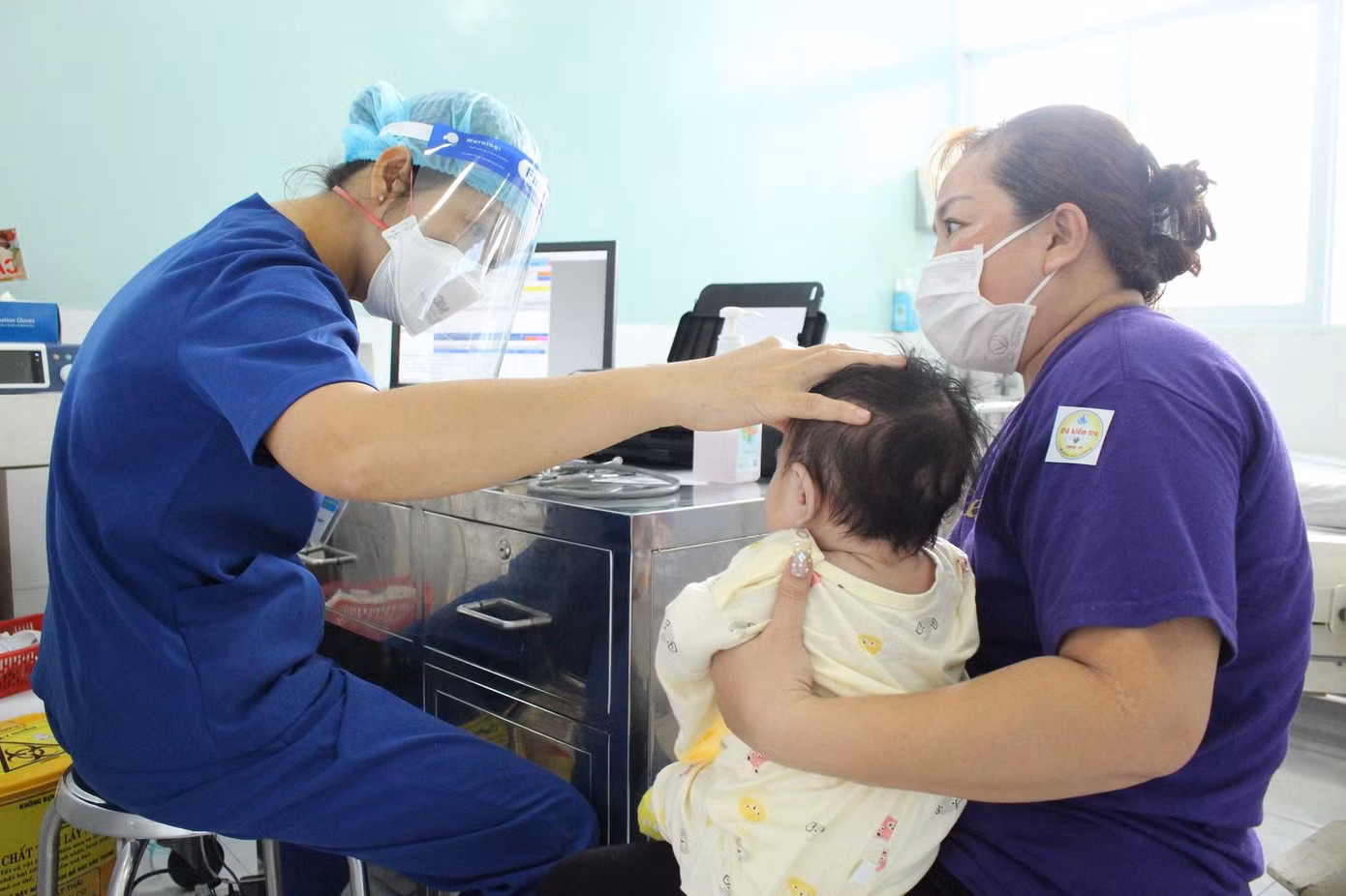 Trẻ nghi mắc COVID-19 được phụ huynh đưa đến khám tại Bệnh viện Nhi Đồng 1