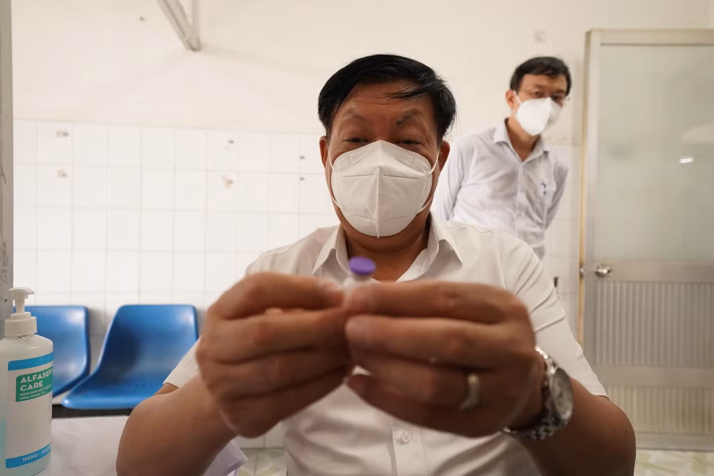 Thứ trưởng Bộ Y tế Đỗ Xuân Tuyên kiểm tra vắc xin trước khi tiêm chủng