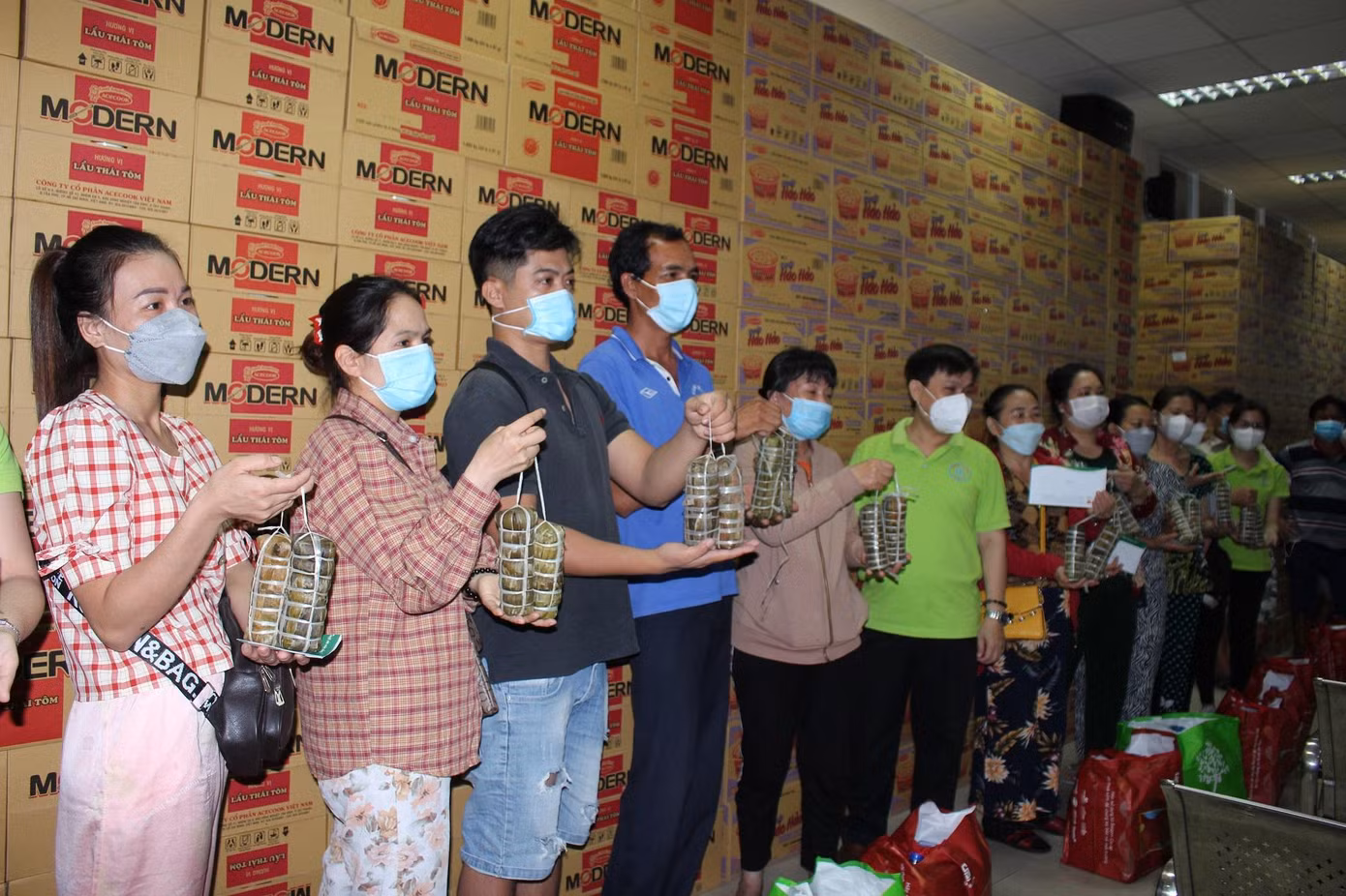 Đêm giao thừa giữa bệnh viện trở nên ấm áp tình người với những món quà và sự chia sẻ