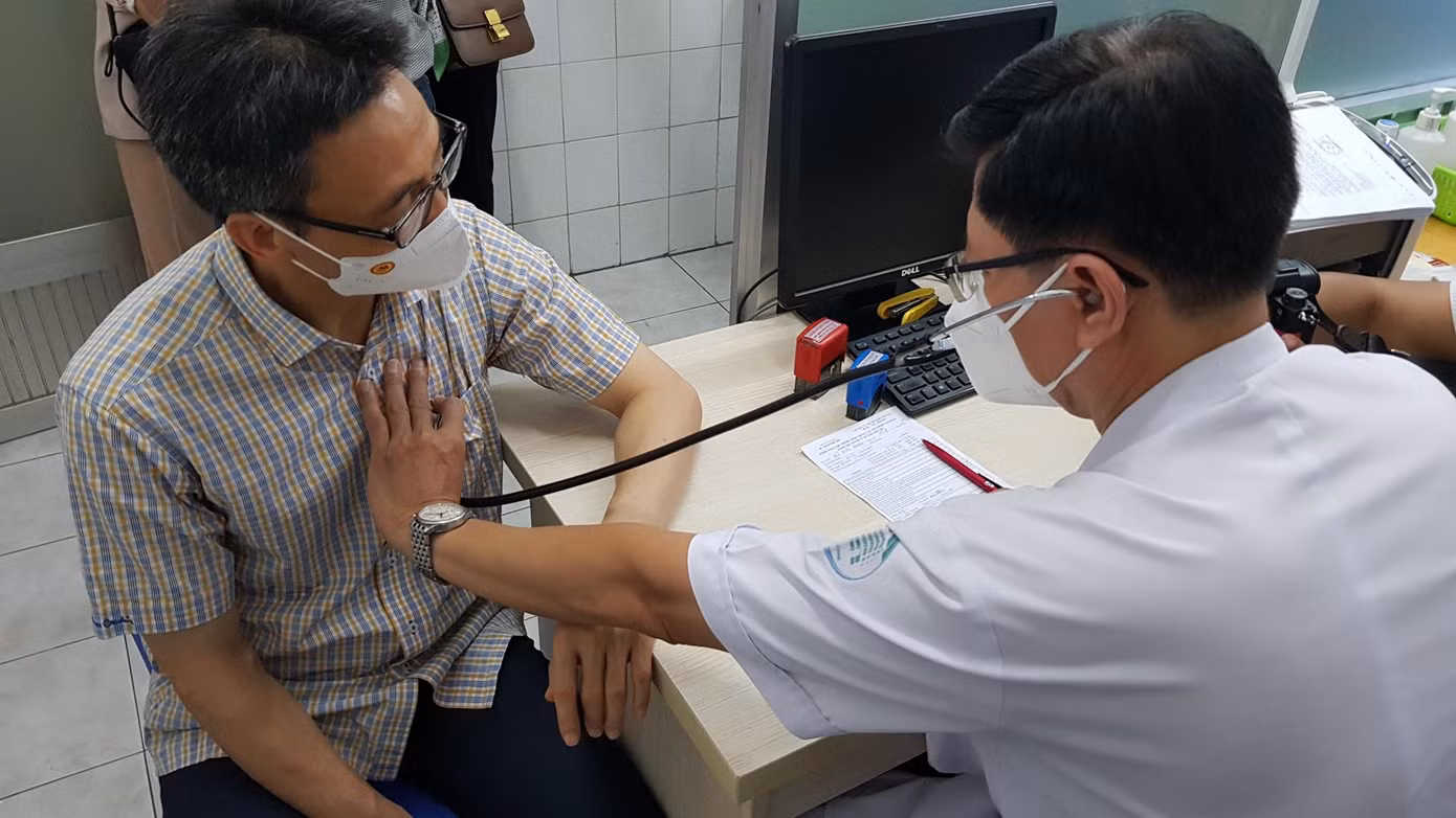 Các bác sĩ thăm khám, đánh giá mức độ an toàn và chỉ định Phó Thủ tướng tiêm ngừa vắc xin COVID-19