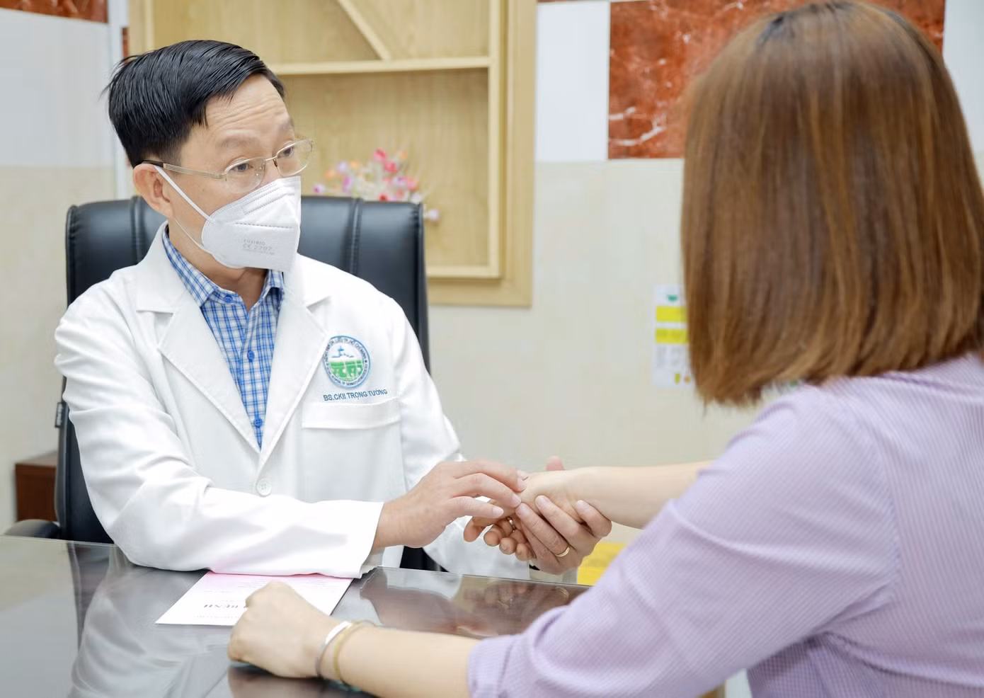 BS Phạm Đăng Trọng Tường thăm khám cho bệnh nhân tại Bệnh viện Da Liễu TPHCM