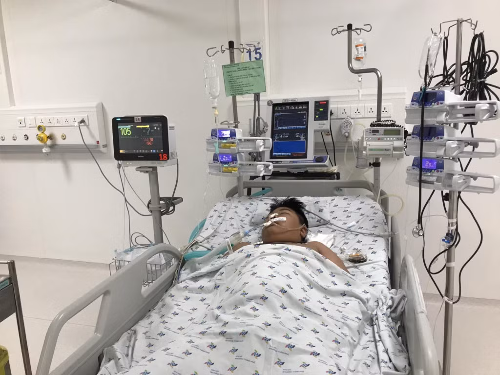 Các bác sĩ đã nội soi cấp cứu, khâu cầm máu vị trí xuất huyết và tiếp tục điều trị tích cực cho bệnh nhi