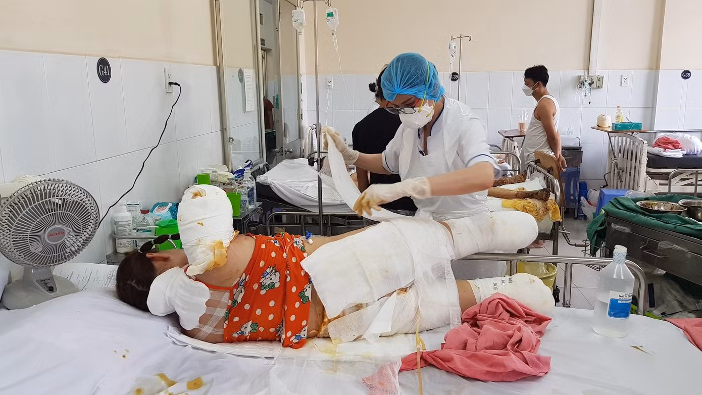 Điều dưỡng là công việc chịu quá nhiều căng thẳng, áp lực nhưng thu nhập không tương xứng