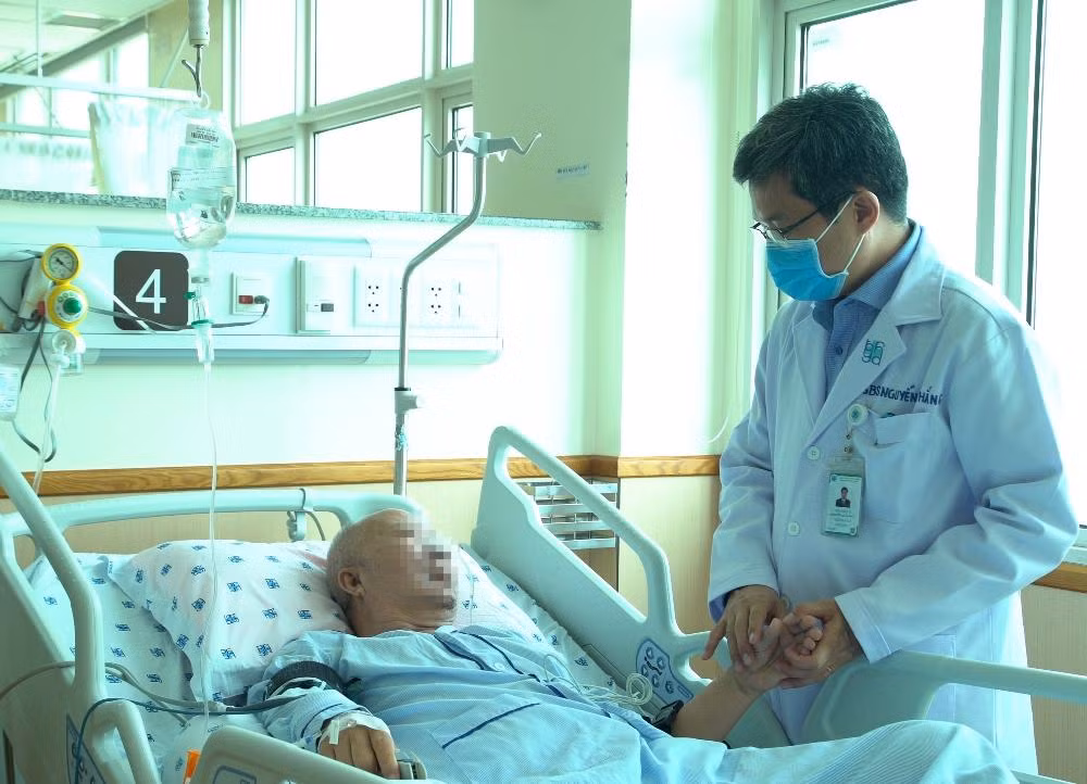 TS.BS Nguyễn Bá Thắng chăm sóc người bệnh tại Đơn vị Đột quỵ Bệnh viện Đại học Y Dược TPHCM