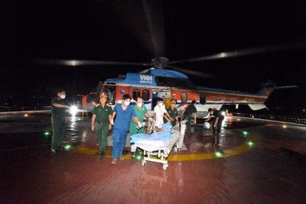 Chuyến bay vượt biển xuyên màn đêm cứu người đã hạ cánh an toàn xuống sân bay trên nóc tòa nhà Viện Chấn thương Chỉnh hình, Bệnh viện Quân y 175