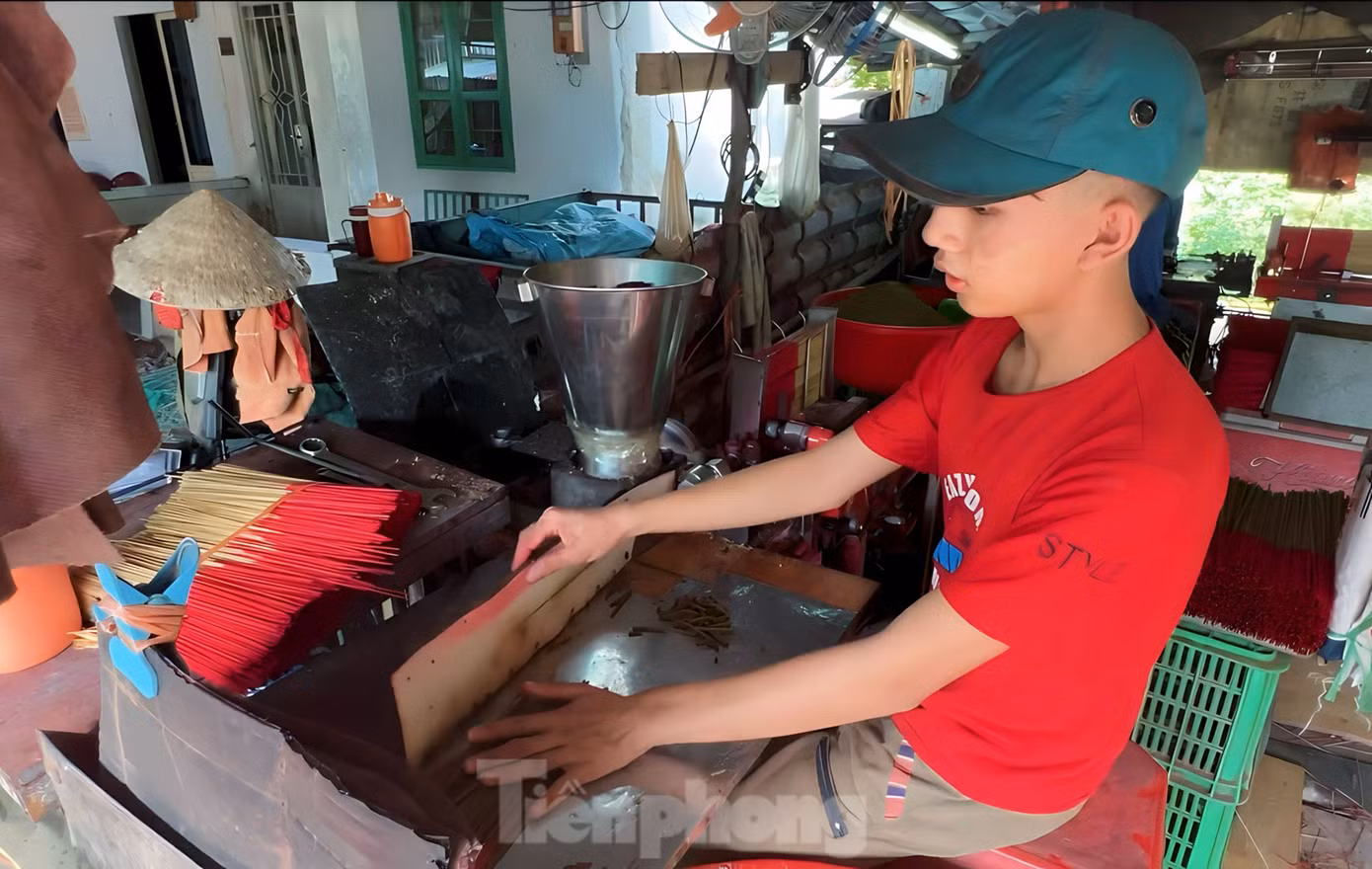 Dù mới 17 tuổi nhưng Minh Trí đã có 4 năm trong nghề làm nhang