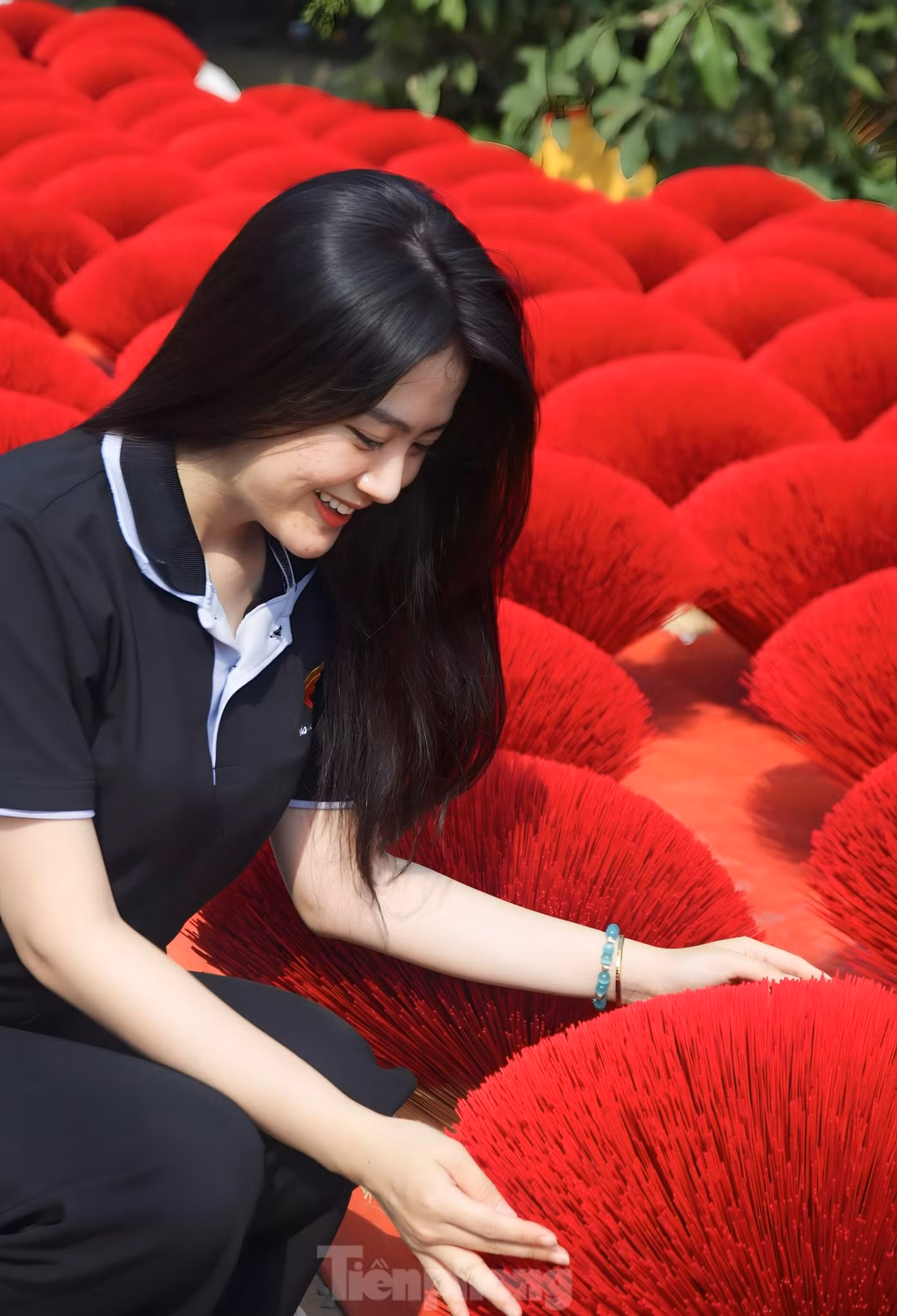 Làng nhang trăm tuổi Lê Minh Xuân cũng thường xuyên thú hút nhiều bạn trẻ đến check in, trải nghiệm làm nghề truyền thống