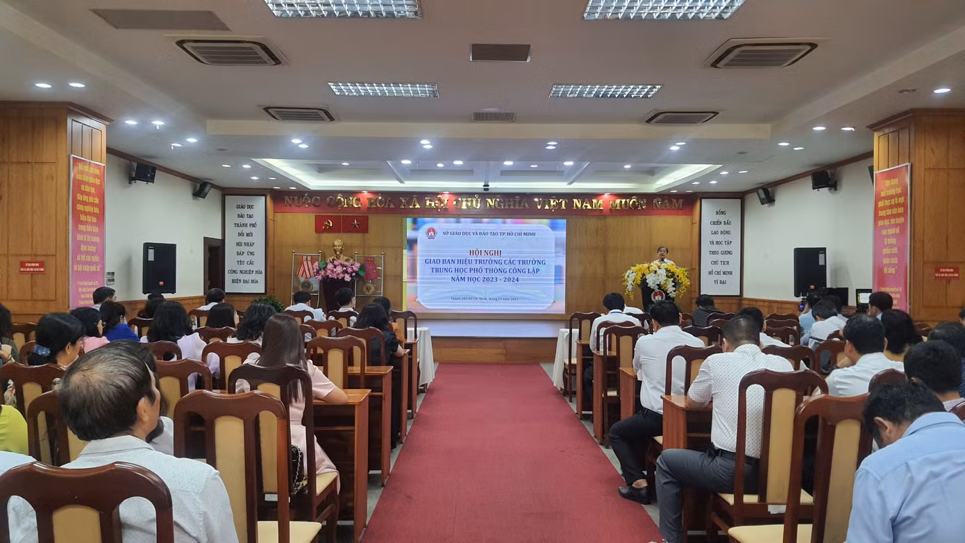 Toàn cảnh hội nghị giữa lãnh đạo Sở GD&amp;ĐT với hiệu trưởng các trường THPT trên địa bàn. Ảnh: Nhàn Lê
