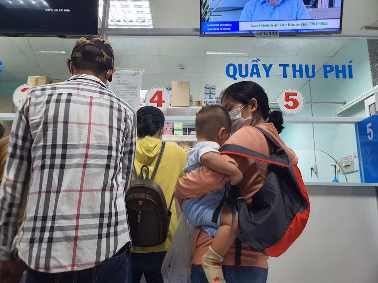 Nhiều phụ huynh sau khi đóng tiền nhập viện cho con qua chuyển khoản khi đến bệnh viện tìm không có mới biết mình bị lừa (ảnh minh họa).
