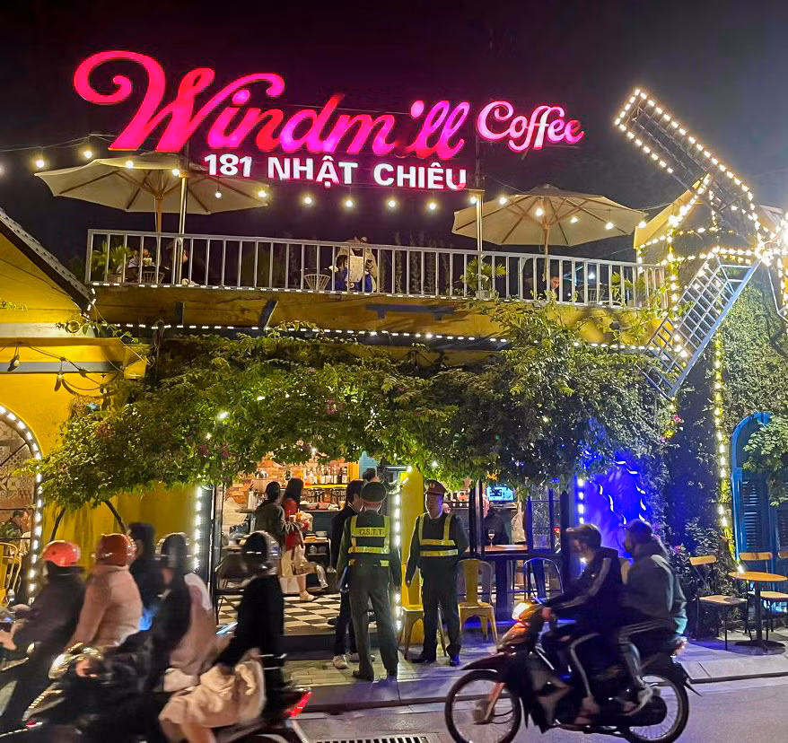 Một cửa hàng trên phố Nhật Chiêu (phường Nhật Tân) lấn chiếm vỉa hè để kinh doanh bị xử phạt.