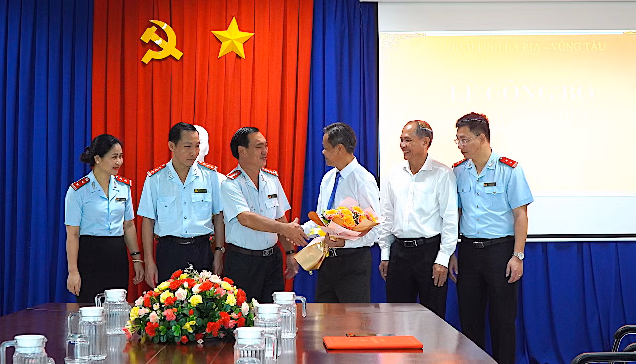 Lãnh đạo Thanh tra tỉnh chúc mừng ông Nguyễn Văn Lâm nhận nhiệm vụ mới.