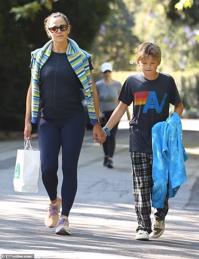 Jennifer Garner cùng con trai Samuel đến thăm Ben Affleck vào ngày 20/7. Ảnh: X17online.