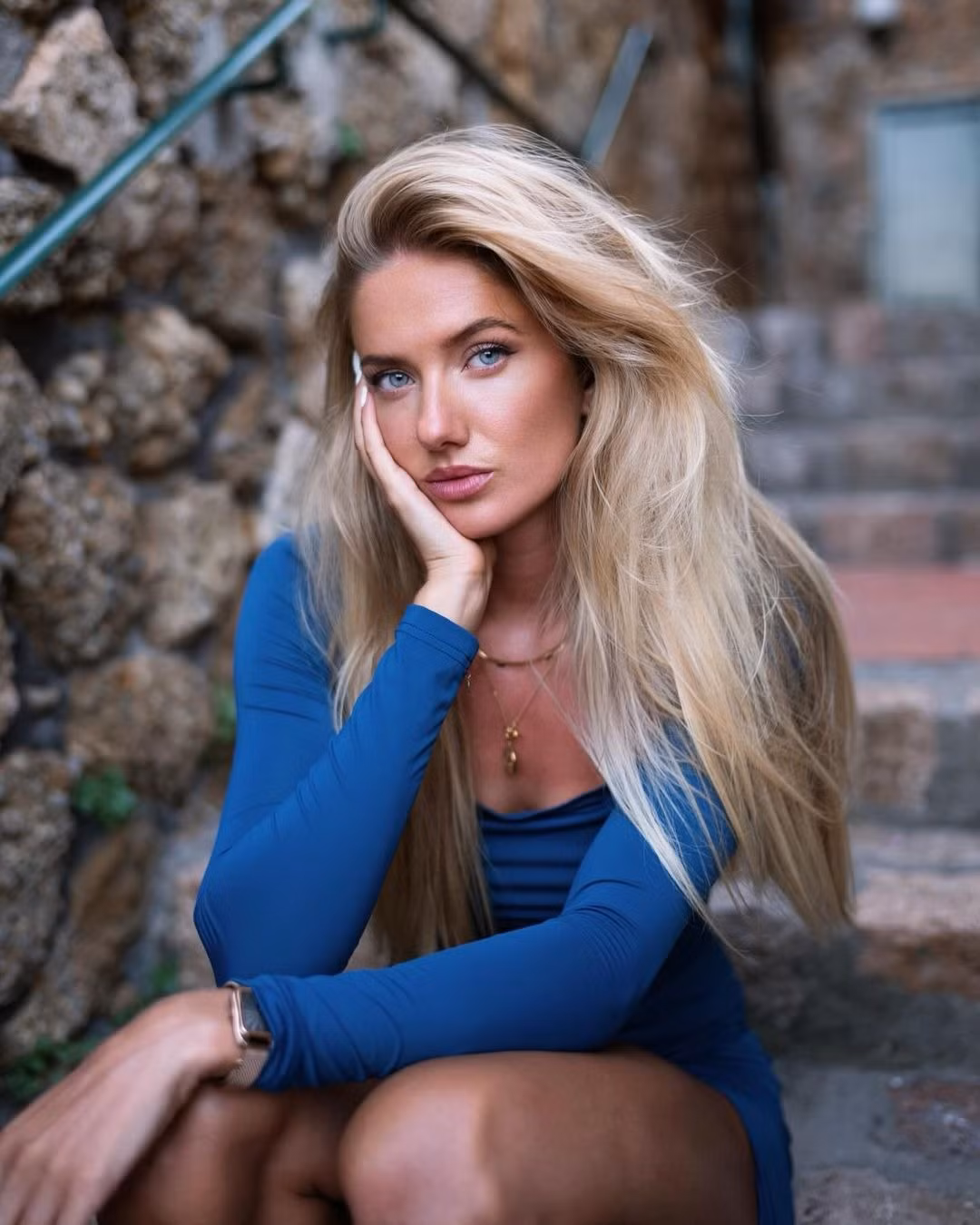 Alica Schmidt sinh năm 1998, cao 1,75 m, từng tham dự trình diễn thời trang của Hugo Boss tại Tuần lễ thời trang Milan. Năm nay, cô có mặt trong đội hình chạy tiếp sức 4x400 m. Đây không phải kỳ Olympic đầu tiên của mỹ nhân tóc vàng. Năm 2021, cô đã được chọn tham gia nội dung tiếp sức 4x400 m đại diện cho nước nhà nhưng chưa có cơ hội thi đấu. Ảnh: IG.