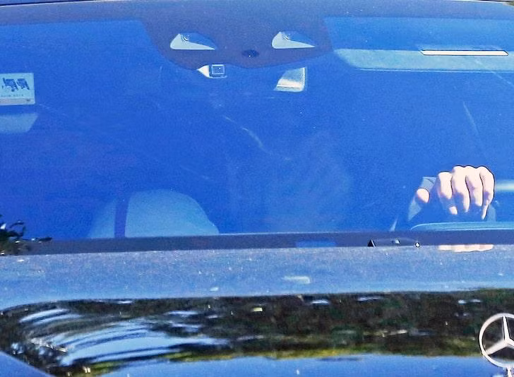 Mới đây, TMZ tung hình ảnh độc quyền ghi lại khoảnh khắc Kim Kardashian ôm hôn tình trẻ Pete Davidson đắm đuối trong xe hơi.