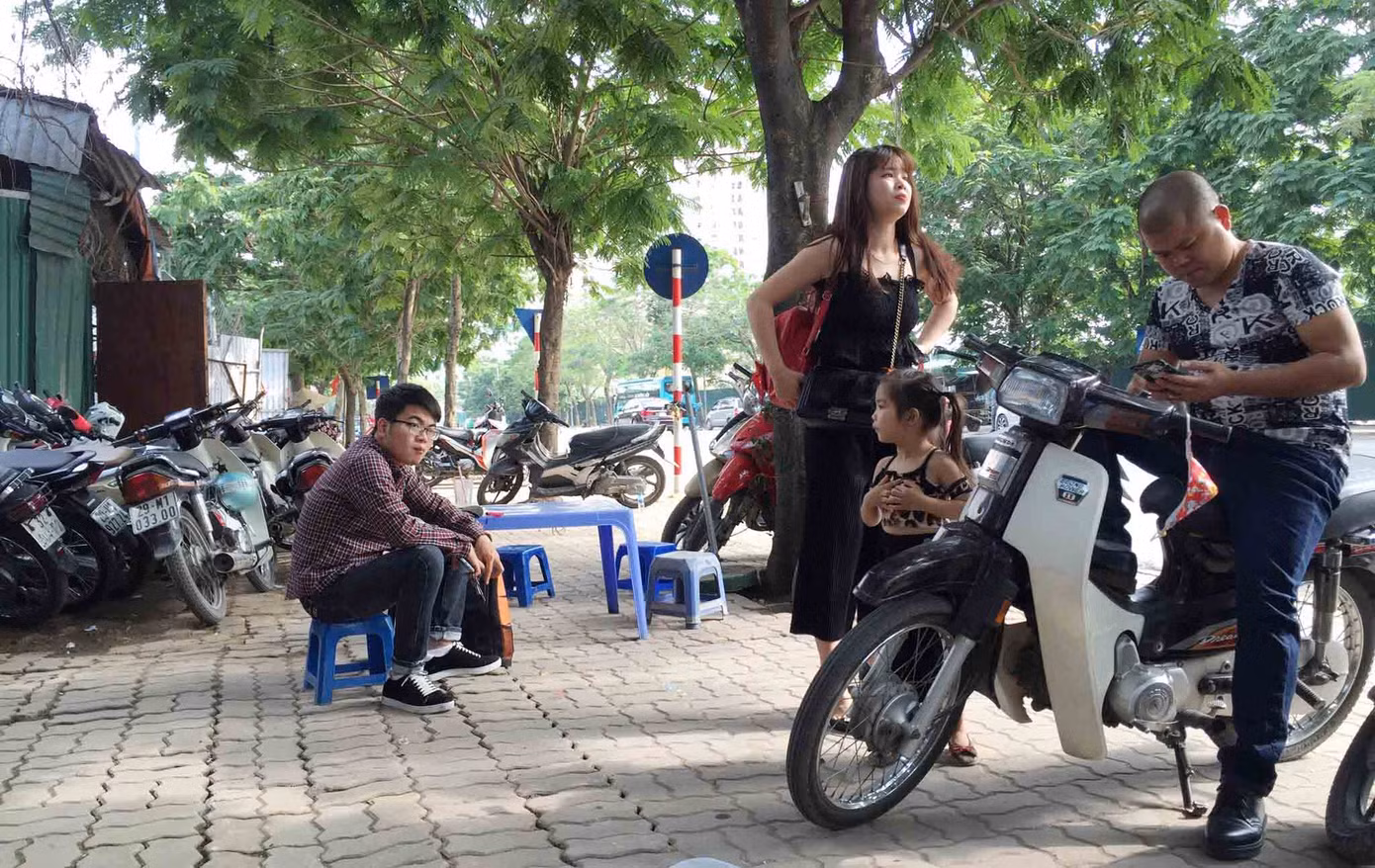 Hà Nội: Nghỉ lễ, bãi xe không phép 'bủa vây' bến xe ảnh 1