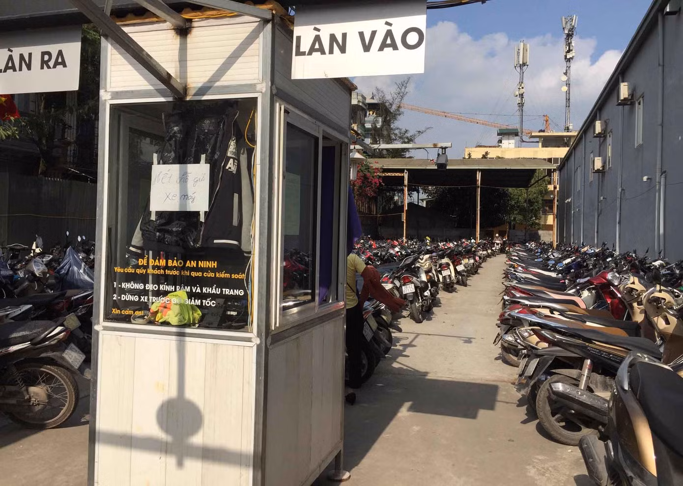 Hà Nội: Nghỉ lễ, bãi xe không phép 'bủa vây' bến xe ảnh 2