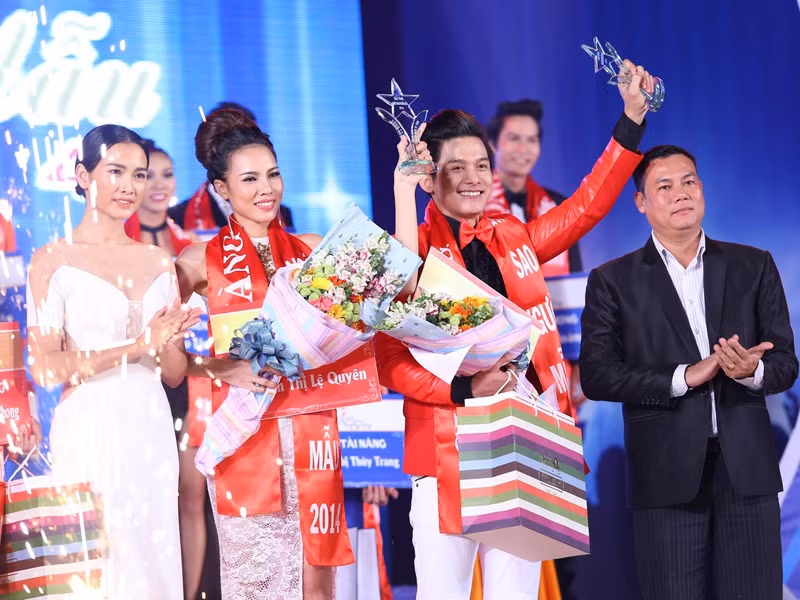 Anh Thư và ông xã trao giải cho hai thí sinh đoạt giải vàng