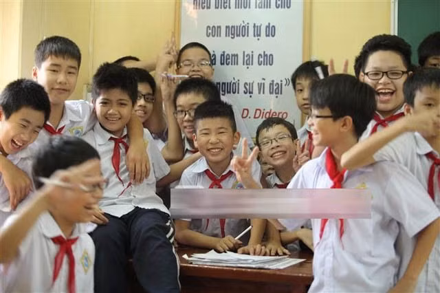 Ngọc Duy vui vẻ bên bạn bè.
