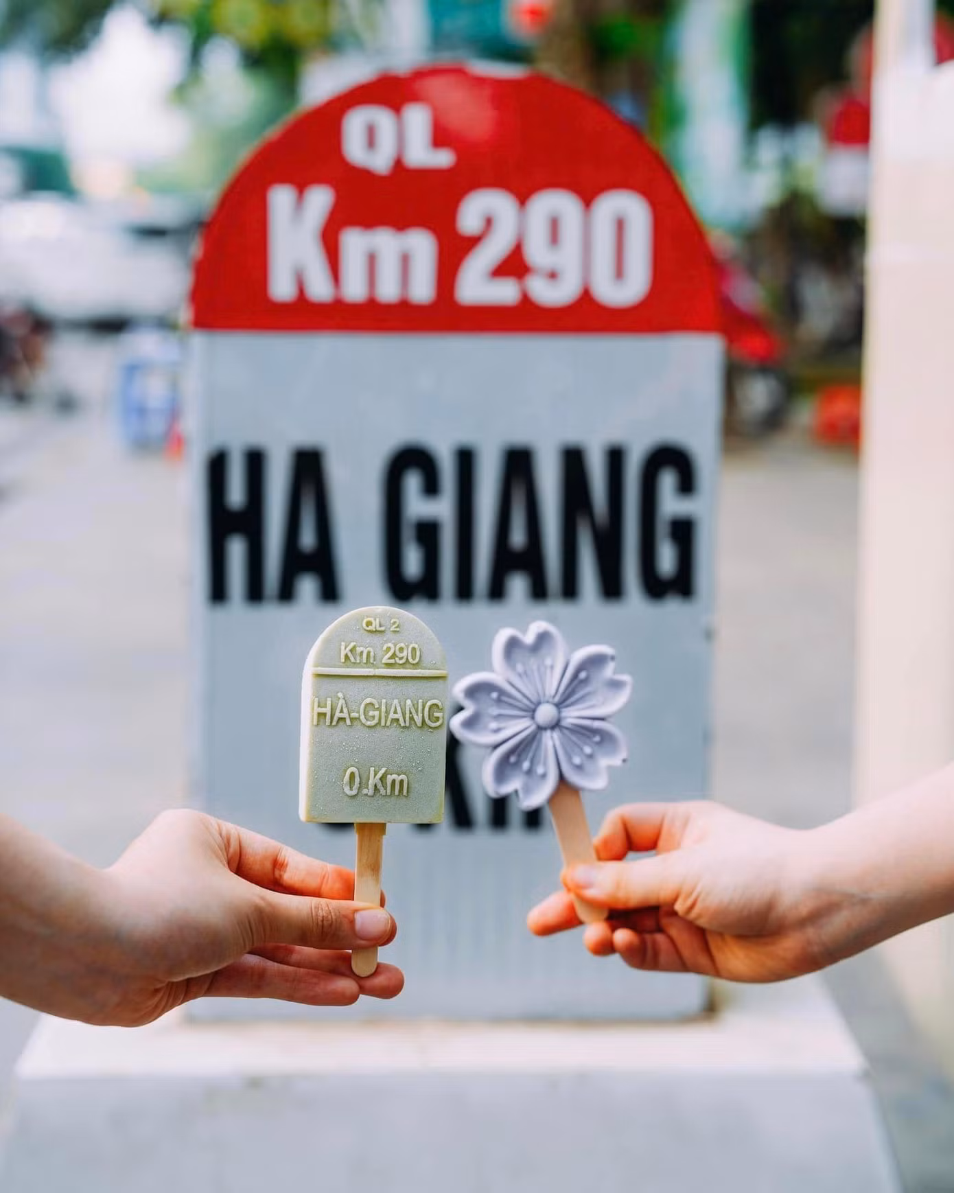 Que kem cột mốc Km số 0 đi đầu “trend” kem in hình biểu tượng du lịch. Ảnh: ivivu.