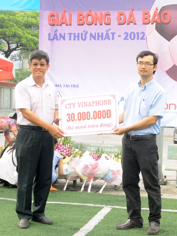 Đại diện Công ty Vinaphone trao tiền tài trợ cho báo Tiền Phong