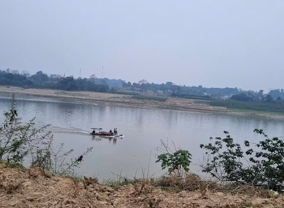 Lực lượng chức năng huy động khoảng 100 người chia làm nhiều hướng tìm kiếm nạn nhân bị mất tích khi đi đánh cá.