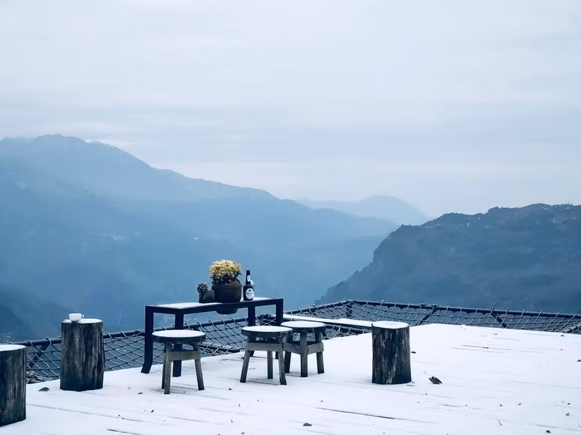 Dịp này, du khách khắp nơi đổ về Y Tý ngày cuối năm để tận mắt chiêm ngưỡng cảnh sắc như trời Âu giữa núi rừng Tây Bắc này.