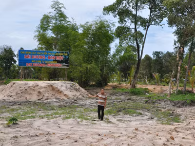 Lão ngư Nguyễn Văn Khanh tại lô đất mua bán cấn trừ nợ giữa bà Lý và bà Thủy