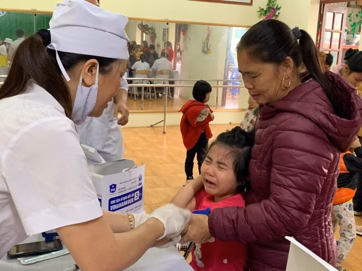 Đình chỉ thêm một phó hiệu trưởng vụ 'cho trẻ ăn thịt lợn nhiễm sán' ảnh 4