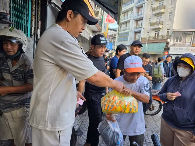 Tặng quà cho người có hoàn cảnh khó khăn