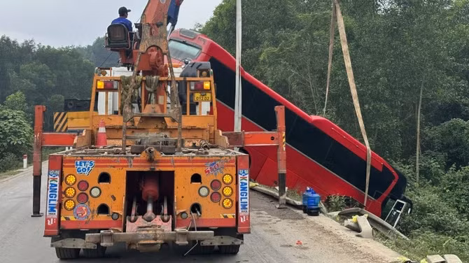 Xe khách đâm đầu xuống bên đường Xe khách đâm đầu xuống bên đường