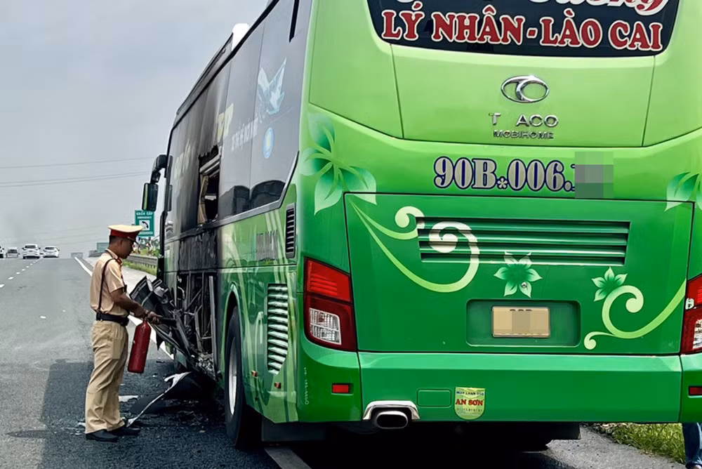 Lực lượng CSGT kịp thời dập tắt đám cháy ô tô khách. Ảnh: CACC
