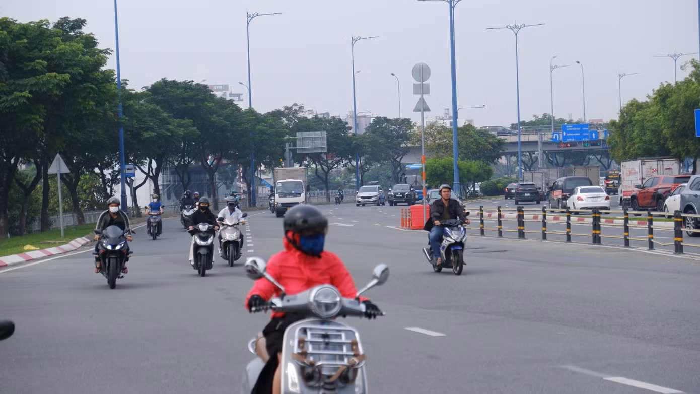 TPHCM trở lạnh, người dân mặc áo khoác để giữ ấm khi ra đường. Ảnh: Hữu Huy