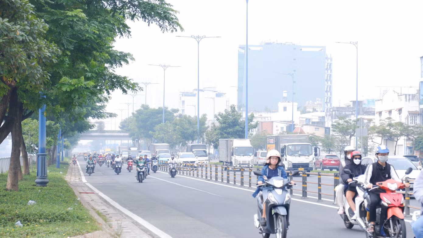 Sáng 12/12, nhiều khu vực tại TPHCM tiếp tục xuất hiện sương mù nhẹ. Ảnh: Hữu Huy