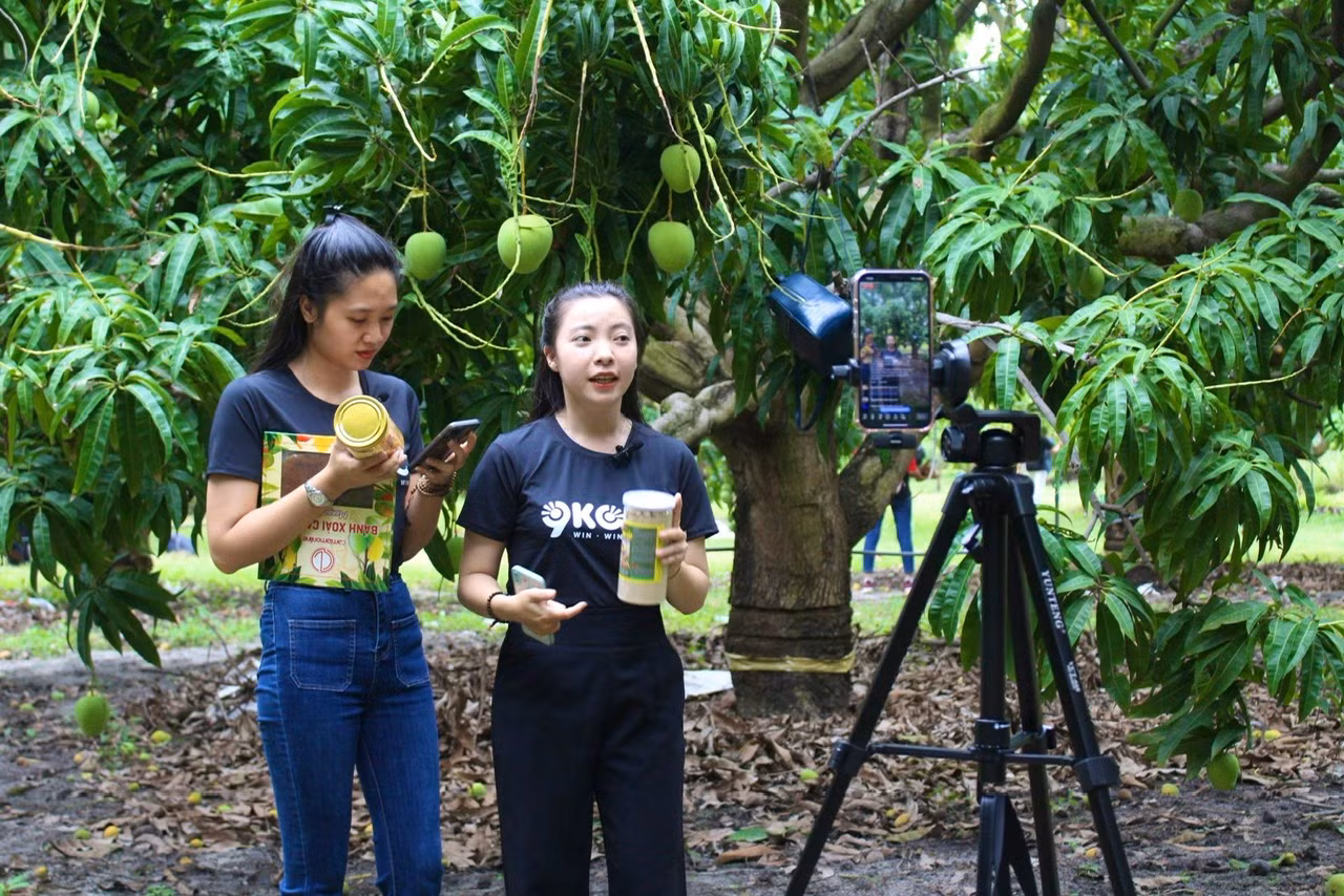 Chỉ với một chiếc điện thoại có kết nối internet bất kì ai cũng có thể livestream bán hàng.