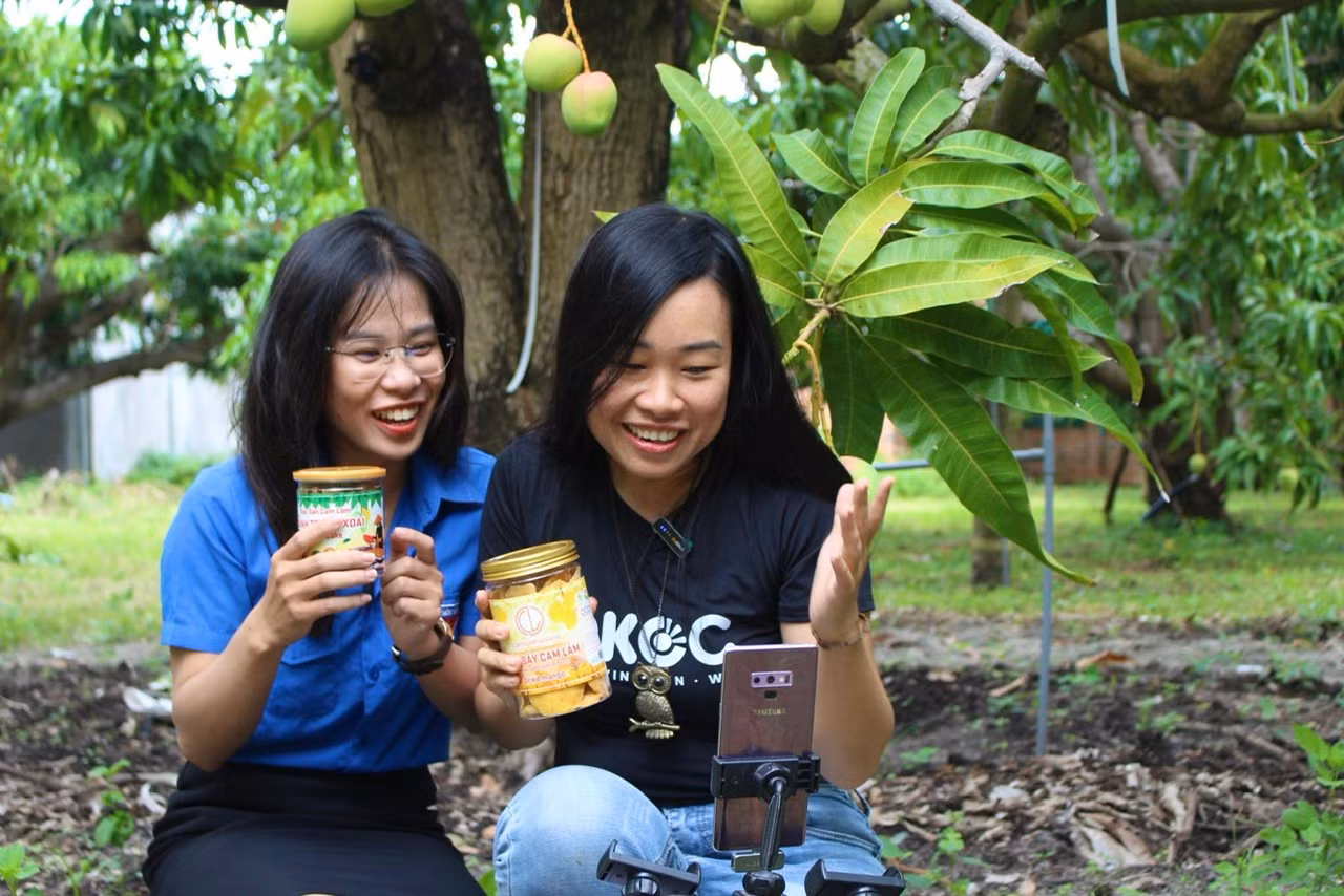 Đoàn viên Nguyễn Thị Thanh Nhàn (áo xanh, sống tại huyện Cam Lâm) chia sẻ: “Sau khi thực chiến livestream bán sản phẩm mình nhận thấy khó khăn lớn nhất là không phải ai cũng hoạt ngôn và tạo được buổi livestream lôi cuốn. Thông qua chương trình hôm nay, mình đã học được kỹ năng làm chủ và dẫn dắt buổi livestream sao cho thật hiệu quả”.