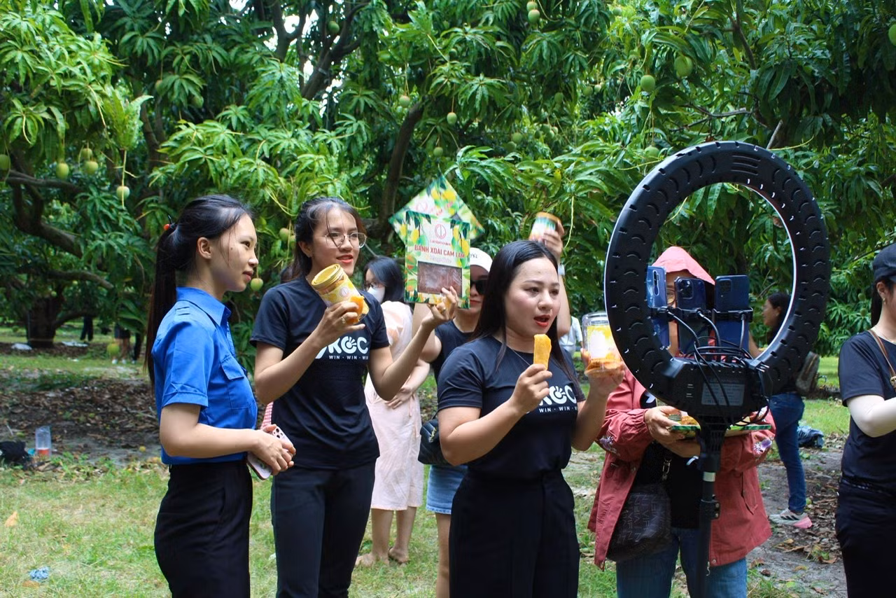 Chị Đoàn Thị Kim Ngọc (thứ 3 từ trái sang, người có kinh nghiệm bán hàng trên mạng xã hội) cho biết, bán hàng livestream trên các nền tảng mạng xã hội đang là xu hướng hiện nay, nhưng cũng tồn tại rất nhiều thử thách. Bất kỳ ai, đặc biệt là các bạn trẻ trước khi muốn tham gia vào công việc này cần tìm hiểu kiến thức, thuật toán của các nền tảng và hướng đến những buổi livestream không đơn thuần bán hàng mà mang tính giải trí, thu hút người xem.
