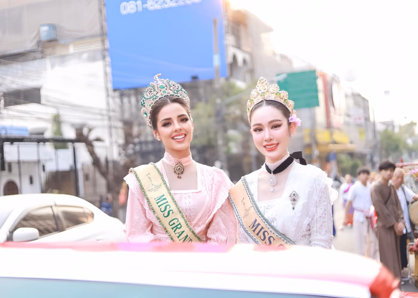 Đương kim Hoa hậu Hòa bình Quốc tế 2023 Luciana Fuster và đương kim Hoa hậu Hòa bình Thái Lan 2024 Malin Chara-anan diện trang phục truyền thống Thái Lan khi diễu hành qua các tuyến phố trong khuôn khổ lễ hội té nước Songkran 2024.