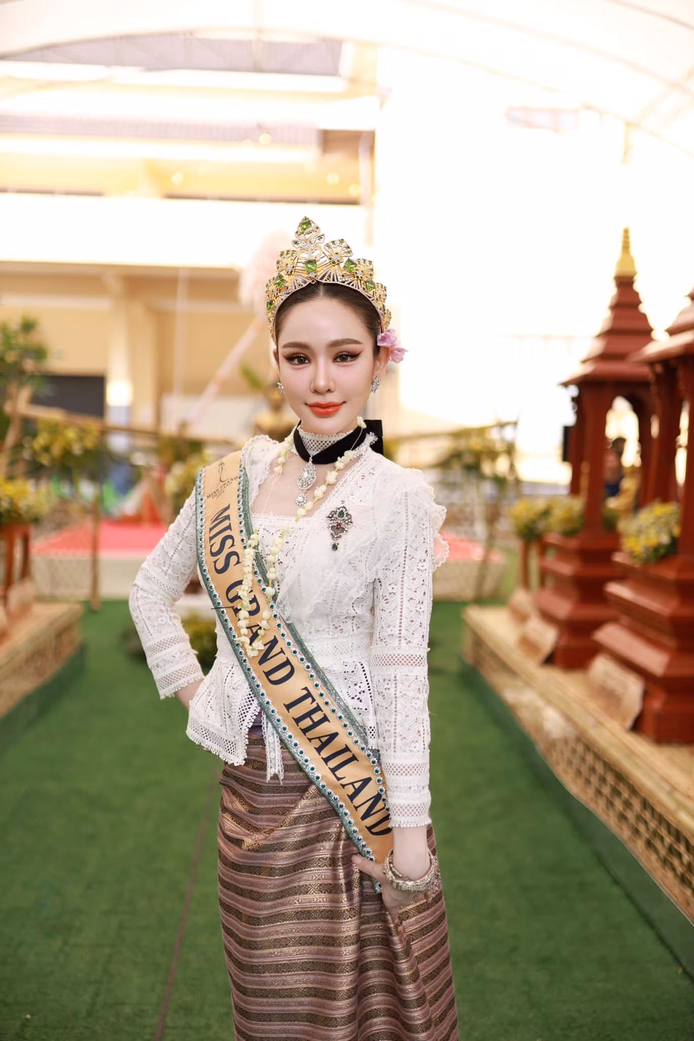 Hai người đẹp đọ sắc nữ tính, thanh lịch với trang phục truyền thống Thái Lan.