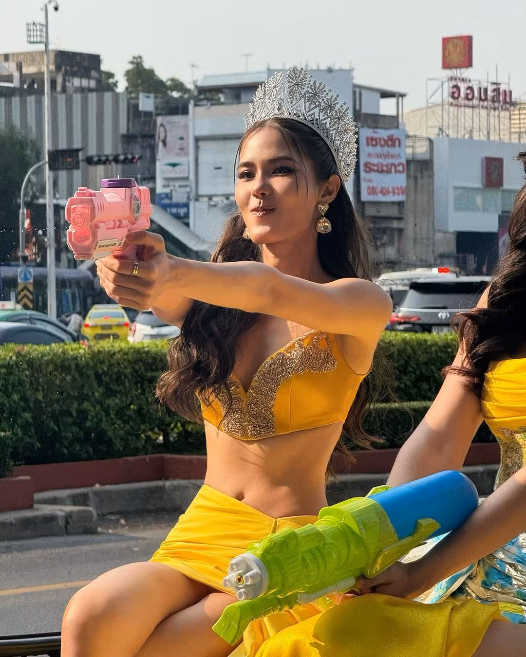 Hoa hậu Hoàn vũ Thái Lan 2016 Namtan Chalita Suansane diện trang phục màu vàng nổi bật, khoe vòng eo săn chắc.