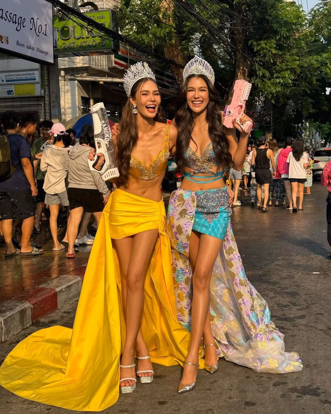 Hoa hậu Hoàn vũ Thái Lan 2015 và 2016 diện trang phục cut-out khoe vòng một và chân dài trên đường phố.
