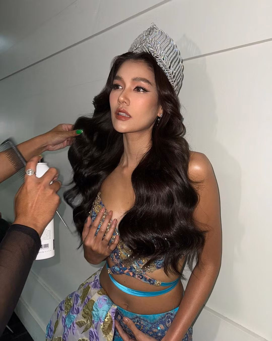 Hoa hậu Hoàn vũ Thái Lan 2015 Aniporn Chalermburanawong mặc trang phục cut-out nóng bỏng.