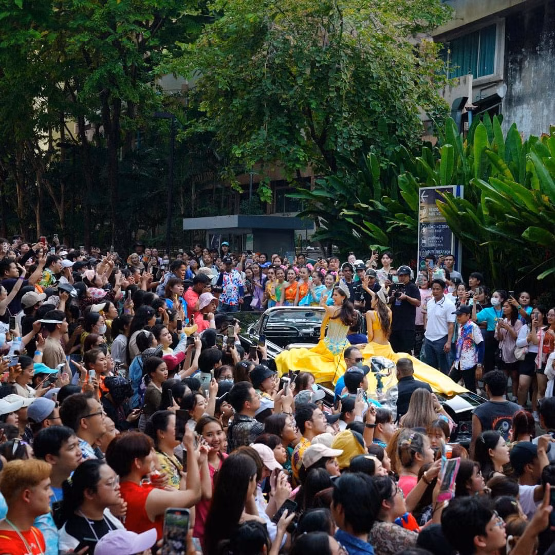 Những ngày này đang diễn ra lễ hội té nước Songkran 2024, thu hút hàng nghìn khách du lịch tham dự. Hôm 14/4, các cựu Hoa hậu Hoàn vũ Thái Lan gây chú ý khi ngồi trên xe diễu hành khắp các tuyến phố.